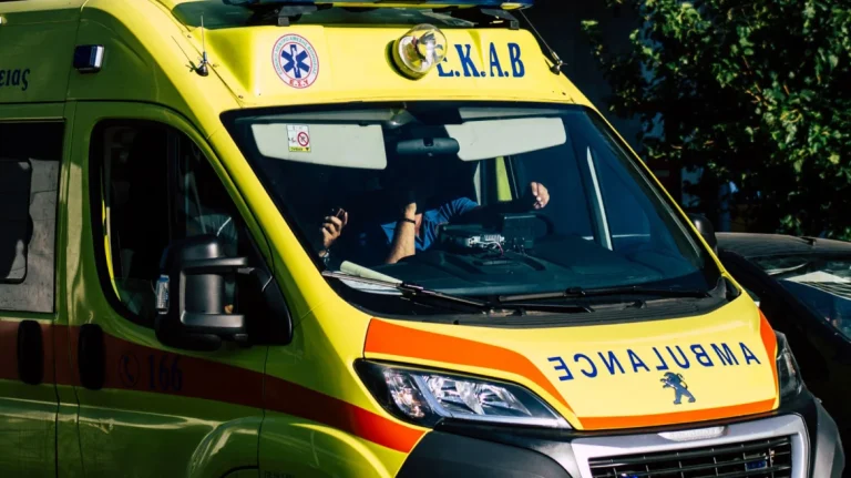 Σοβαρό τροχαίο στη Λαμία: Σύγκρουση δικυκλιστών στην Παπαποστόλου – Διασωληνωμένος ένας 40χρονος
