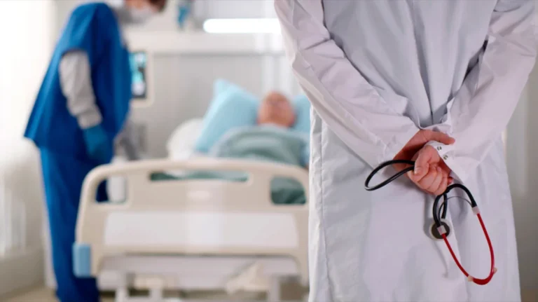 Γιατρός υπέστη εγκεφαλικό μέσα στο νοσοκομείο Χαλκίδας – Μεταφέρθηκε σε νοσοκομείο της Αθήνας