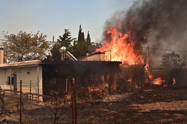 Συναγερμός στη Λάρισα: Μεγάλη πυρκαγιά σε εργοστάσιο ανακύκλωσης στο Ομορφοχώρι – Μήνυμα από το 112 για τοξικούς καπνούς
