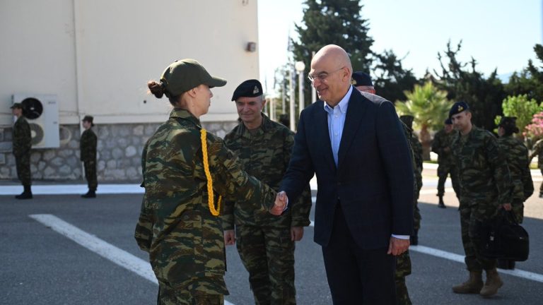 Λαμία: Ο Δένδιας επισκέφτηκε τις πρώτες γυναίκες εθελόντριες του Στρατού Ξηράς