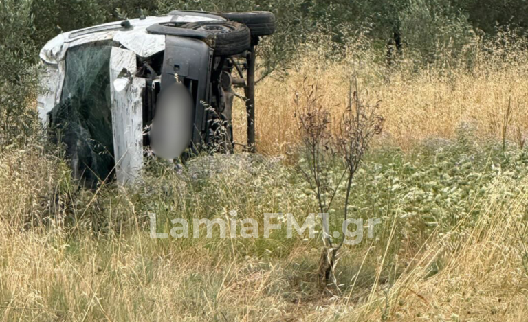 Λαμία: Αυτοκίνητο εξετράπη και αναποδογύρισε σε χωράφι μετά την κακοκαιρία