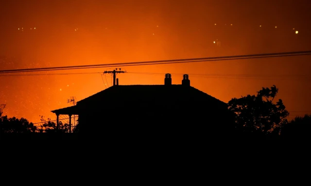 Φωτιά Ωραιόκαστρο: Εκκενώθηκε προληπτικά ίδρυμα χρονιών παθήσεων – Αναφορές για καμένα σπίτια